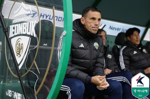 경기 시작을 기다리는 포옛 감독(서울=연합뉴스) 16일 전주월드컵경기장에서 열린 하나은행 K리그1 2025 1라운드 전북 현대와 김천 상무의 경기. 전북 거스 포옛 감독이 벤치에서 경기 시작을 기다리고 있다. 2025.2.16 [한국프로축구연맹 제공. 재판매 및 DB 금지] photo@yna.co.kr