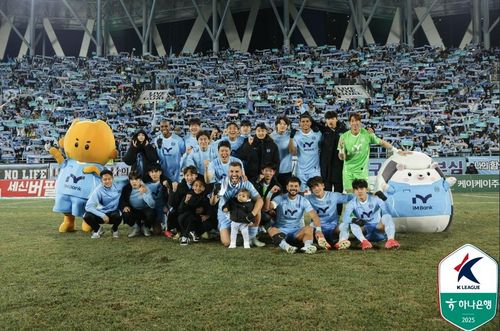 9년 만의 개막전 승리를 기뻐하는 대구 선수들[한국프로축구연맹 제공. 재판매 및 DB 금지]