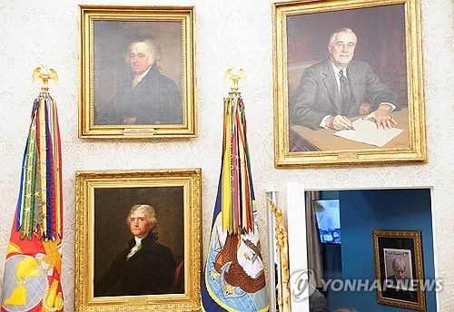 역대 미국 대통령 초상화들과 트럼프 머그샷백악관 집무실에서 복도 방향을 바라보고 찍은 사진. 전직 미국 대통령들의 초상화와 도널드 트럼프 대통령의 머그샷이 한 프레임 안에 들어간다. [로이터=연합뉴스]