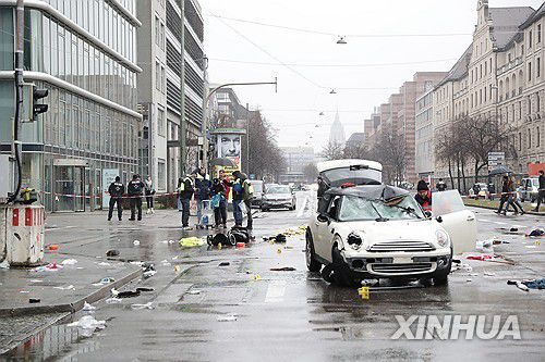 뮌헨 차량돌진 사건 현장을 조사 중인 독일 경찰[신화 연합뉴스 자료사진. 재판매 및 DB 금지]