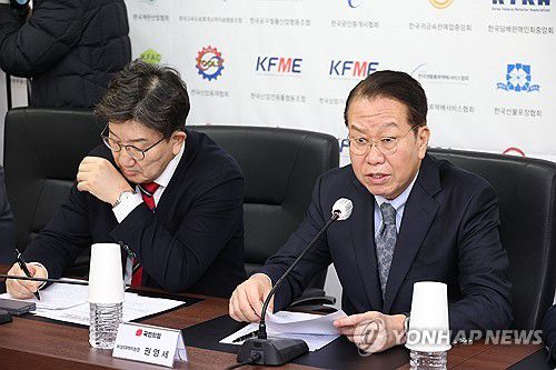 소상공인연합회 찾아 지원 방안 말하는 권영세 비대위원장(서울=연합뉴스) 황광모 기자 = 국민의힘 권영세 비상대책위원장이 13일 서울 영등포구 소상공인연합회를 찾아 가진 간담회에서 소상공인 지원 대책에 대해 말하고 있다. 2025.2.13 hkmpooh@yna.co.kr