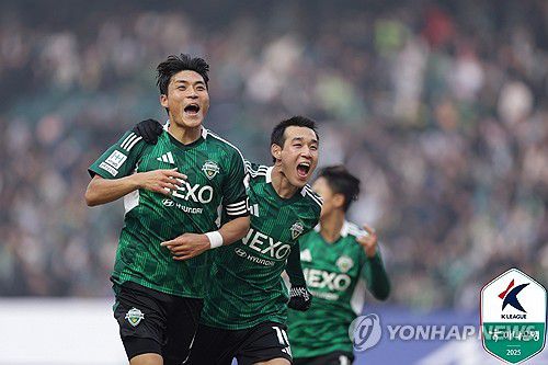 득점 후 환호하는 박진섭(서울=연합뉴스) 16일 전주월드컵경기장에서 열린 하나은행 K리그1 2025 1라운드 전북 현대와 김천 상무의 경기. 전북 박진섭이 동점골을 넣은 뒤 기뻐하고 있다. 2025.2.16 [한국프로축구연맹 제공. 재판매 및 DB 금지] photo@yna.co.kr