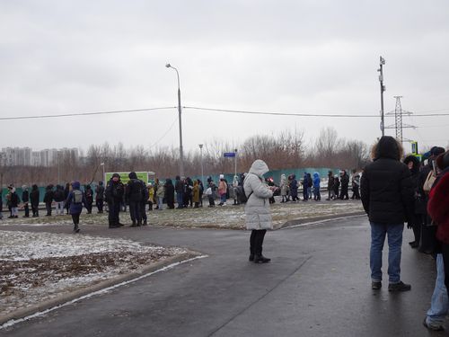 나발니 사망 1주기 추모객들(모스크바=연합뉴스) 최인영 특파원 = 16일(현지시간) 오후 러시아 모스크바 남동부 외곽에 있는 보리솝스코예 묘지 앞에 알렉세이 나발니를 추모하기 위한 사람들이 줄지어 서 있다. 러시아 야권 운동가 나발니는 1년 전인 2024년 2월 16일 시베리아 교도소에서 옥중 의문사했다. 2025.2.17. abbie@yna.co.kr (끝)