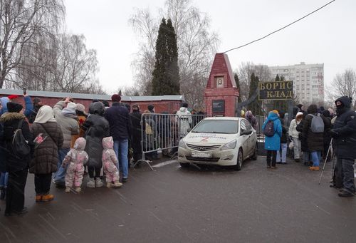 나발니 1주기(모스크바=연합뉴스) 최인영 특파원 = 16일(현지시간) 오후 러시아 모스크바 남동부 외곽에 있는 보리솝스코예 묘지 앞에 알렉세이 나발니를 추모하기 위한 사람들이 줄지어 서 있다. 러시아 야권 운동가 나발니는 1년 전인 2024년 2월 16일 시베리아 교도소에서 옥중 의문사했다. 2025.2.17. abbie@yna.co.kr (끝)
