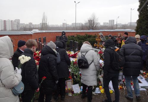 나발니 1주기(모스크바=연합뉴스) 최인영 특파원 = 16일(현지시간) 오후 러시아 모스크바 남동부 외곽에 있는 보리솝스코예 묘지 앞에 알렉세이 나발니를 추모하기 위한 사람들이 줄지어 서 있다. 러시아 야권 운동가 나발니는 1년 전인 2024년 2월 16일 시베리아 교도소에서 옥중 의문사했다. 2025.2.17. abbie@yna.co.kr (끝)