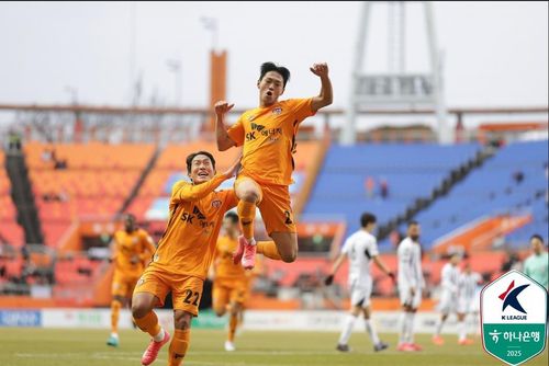 골세리머니를 펼치는 제주 '루키' 김준하[한국프로축구연맹 제공. 재판매 및 DB 금지]