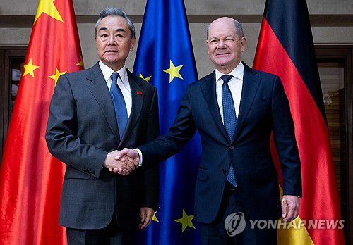 독일 총리 만난 왕이 중국 중앙외사판공실 주임(AFP) 연합뉴스) 15일(현지시간) 독일 뮌헨안보회의에서 올라프 숄츠 독일 총리(오른쪽)이 왕이 중국공산당 중앙외사판공실 주임을 만나 악수하고 있다. 2025.2.17 photo@yna.co.kr