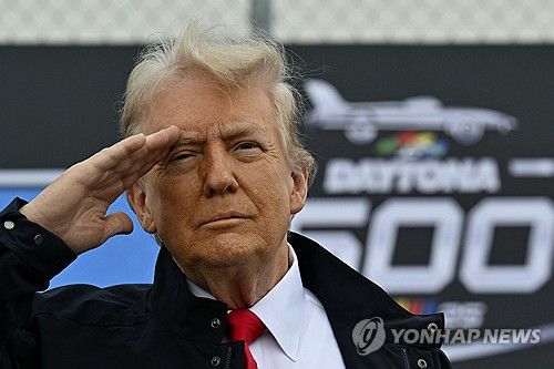 데이토나 500 경주장 찾은 트럼프 미국 대통령[데이토나비치[미 플로리다주]AP=연합뉴스. 재판매 및 DB 금지]