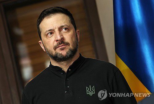 볼로디미르 젤렌스키 우크라이나 대통령(EPA 연합뉴스) 15일(현지시간) 독일 뮌헨안보회의 행사장에서 독일 올라프 숄츠 총리 기다리는 볼로디미르 젤렌스키 우크라이나 대통령. 2025.2.17 photo@yna.co.kr