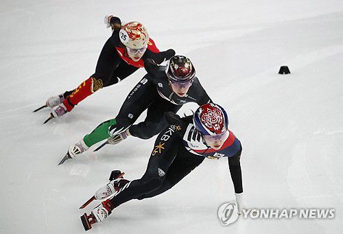 여자 1,500ｍ 준결승에서 질주하는 최민정[로이터=연합뉴스]