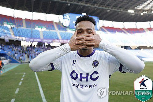 K리그2 득점왕 출신 모따 'K리그1도 접수!'(서울=연합뉴스) 16일 울산문수경기장에서 열린 하나은행 K리그1 2025 1라운드 울산 HD와 FC안양의 경기에서 후반 추가시간 결승골을 터트린 안양 모따가 경기 후 포즈를 취하고 있다.     브라질 출신 모따는 2024시즌 K리그2 천안시티에서 35경기에 출전해 16골 5도움을 기록해 득점왕 및 공격수 부문 베스트11에 올랐으며 올해 1월 이번 시즌부터 1부리그에 합류한 FC안양에 합류했다. 2025.2.16 [한국프로축구연맹 제공. 재판매 및 DB 금지] photo@yna.co.kr