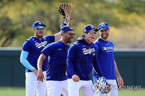 무키 배츠의 응원에 환하게 웃는 김혜성(글렌데일[미국 애리조나주]=연합뉴스) 신현우 기자 = 미국프로야구 메이저리그(MLB) 첫 시즌을 준비하는 로스앤젤레스 다저스 김혜성이 16일(현지시간) 다저스 스프링캠프가 열리고 있는 미국 애리조나주 글렌데일 캐멀백 랜치에서 내야 수비 훈련을 하는 가운데 유격수 무키 베츠가 김혜성을 위해 다저스 응원 구호를 외치자 김혜성이 활짝 웃고 있다. 2025.2.17 nowwego@yna.co.kr