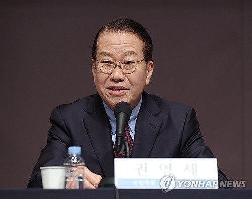 관훈토론회 참석한 권영세 비상대책위원장(서울=연합뉴스) 류영석 기자 = 국민의힘 권영세 비상대책위원장이 17일 서울 중구 프레스센터에서 열린 관훈토론회에 참석해 발언하고 있다. 2025.2.17 ondol@yna.co.kr