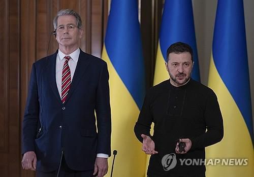 베센트 미국 재무장관과 젤렌스키 우크라이나 대통령(키이우 EPA=연합뉴스) 2025년 2월 12일 키이우에서 만난 볼로디미르 젤렌스키(오른쪽) 우크라이나 대통령과 스콧 베센트(왼쪽) 미국 재무장관. (EPA/STRINGER) 2025.2.18.