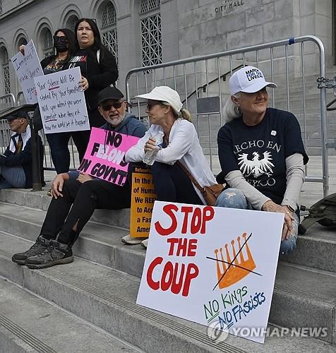 트럼프 행정부 규탄 시위대 모습[UPI=연합뉴스. 재판매 및 DB 금지]