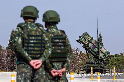 대만군 훈련대만 군인들이 지난달 8일 대만 타이중의 공군기지에서 훈련  도중 패트리엇(PAC-2) 미사일 발사대를 바라보는 모습. 2025.2.18 [EPA 연합뉴스 자료사진. 재판매 및 DB 금지]