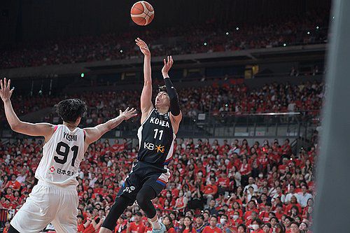 슛 시도하는 이우석(서울=연합뉴스) 5일 일본 도쿄의 아리아케 아레나에서 열린 소프트뱅크컵 1차전 일본과의 경기에서 한국 농구 대표팀의 이우석이 슛을 시도하고 있다. 한국 대표팀은 이날 일본을 85대84로 이겼다. 2024.7.5 [일본농구협회(JBA) 제공. 재판매 및 DB 금지] photo@yna.co.kr