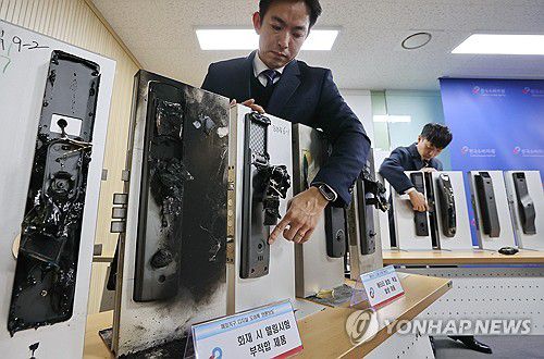 직구 디지털 도어록 일부 제품 화재 시 배터리 발화·폭발(서울=연합뉴스) 이재희 기자 = 18일 서울 송파구 한국소비자원 서울강원지원에서 나은수 스마트제품시험국 기계모빌리티팀장이 '해외 직구 디지털 도어록' 시험 결과를 취재진에게 설명하고 있다. 한국소비자원은 알리익스프레스 판매 상위 제품 10개를 선정해 안정성 및 품질, 호환성을 시험·평가했다. 이 중 리튬2차전지를 전원으로 사용하는 5개 제품 모두 화재발생 온도보다 낮은 온도 범위에서 배터리가 발화·폭발했다. 2025.2.18 scape@yna.co.kr