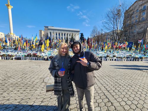 키이우 독립광장에서 만난 시민들(키이우=연합뉴스) 신창용 특파원 = 18일(현지시간) 우크라이나 수도 키이우의 독립광장에서 안드리이 씨(오른쪽)가 연합뉴스와 인터뷰 뒤 연인인 예브게니아 씨와 사진촬영에 응하고 있다. 2025.02.18 changyong@yna.co.kr