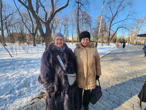 마리아와 니나 씨(키이우=연합뉴스) 신창용 특파원 = 18일(현지시간) 우크라이나 수도 키이우의 세브첸코 공원에서 마리아 씨(오른쪽)와 니나 씨가 연합뉴스와 인터뷰 뒤 사진촬영에 응하고 있다. 2025.02.18 changyong@yna.co.kr