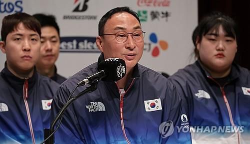 인사말 하는 장재근 선수촌장(진천=연합뉴스) 김인철 기자 = 장재근 선수촌장이 26일 충북 진천국가대표선수촌 챔피언하우스에서 열린 2024 파리하계올림픽 D-30 미디어데이 대한민국 선수단 기자회견에서 인사말을 하고 있다. 2024.6.26 yatoya@yna.co.kr