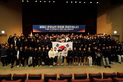 퇴임식 선수, 지도자와 기념사진 찍은 장재근 선수촌장[대한체육회 제공. 재판매 및 DB 금지]