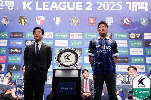 인천의 윤정환 감독과 이명주[한국프로축구연맹 제공. 재판매 및 DB 금지]