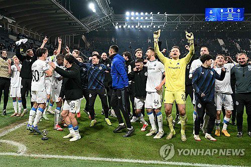 UCL 16강 진출을 확정하고 환호하는 브루게 선수들[AFP=연합뉴스]