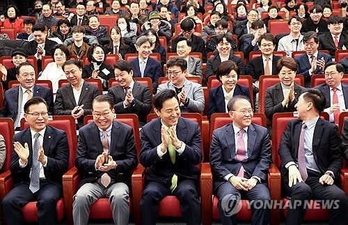 활짝 웃는 오세훈 시장-국민의힘 의원들(서울=연합뉴스) 류영석 기자 = 오세훈 서울시장,  국민의힘 권영세 비상대책위원장을 비롯한 소속 의원들이 12일 서울 국회 도서관에서 열린 '87체제 극복을 위한 지방분권 개헌 토론회'에서 활짝 웃고 있다. 2025.2.12 ondol@yna.co.kr