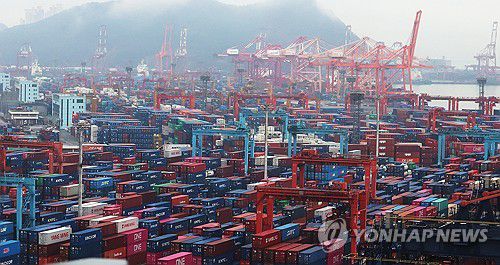 컨테이너 쌓인 부산항 신감만ㆍ감만부두[연합뉴스 자료사진]