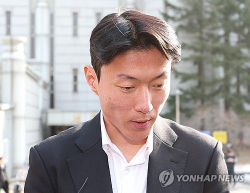 '불법촬영' 황의조, 1심서 징역형 집행유예(서울=연합뉴스) 김성민 기자 = 불법 촬영 혐의로 재판에 넘겨진 축구선수 황의조가 지난 14일 서울 서초구 서울중앙지법에서 열린 1심에서 징역 1년에 집행유예 2년을 선고받은 뒤 법원을 나서고 있다. 2025.2.19