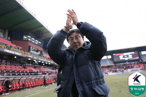 팬들에게 박수를 보내는 대전하나시티즌 황선홍 감독[한국프로축구연맹 제공. 재판매 및 DB 금지]