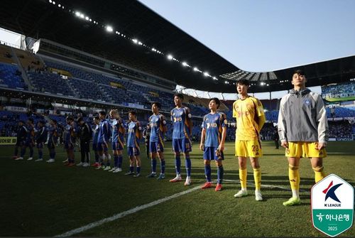 팬들 앞에서 고개를 숙인 울산 HD 선수들[한국프로축구연맹 제공. 재판매 및 DB 금지]