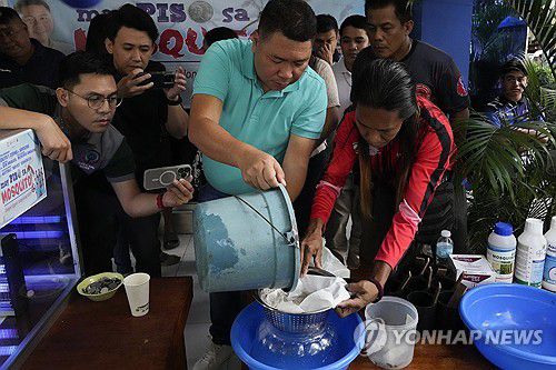 필리핀 뎅기열 급증…모기 잡아오면 현상금 주기도(만달루용[필리핀] AP=연합뉴스) 필리핀에서 뎅기열 환자가 느는 가운데 19일(현지시간) 마닐라 인근 애디션 힐스 지역 마을회관에서 주민들이 현상금을 받기 위해 잡아온 모기를 제출하고 있다. 2025.02.20