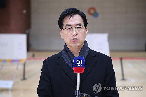 양양군수 주민소환 사전투표장 점검 마친 행정안전부(양양=연합뉴스) 류호준 기자 = 20일 오후 김민재 행정안전부 차관보가 강원 양양군 양양읍 실내 체육관을 찾아 김진하 양양군수 주민소환 사전투표소 점검을 마치고 인터뷰하고 있다. 2025.2.20 ryu@yna.co.kr