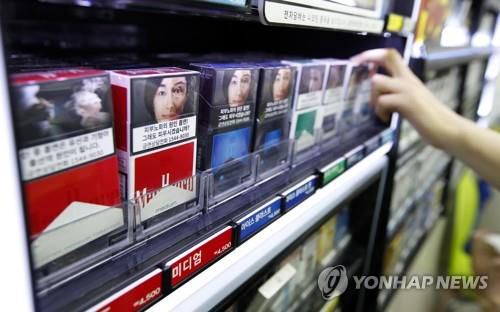 시중에 판매되는 담배 (서울=연합뉴스) 김인철 기자 = 서울 시내 한 편의점에서 담배가 판매되고 있다. 2017.7.27     yatoya@yna.co.kr