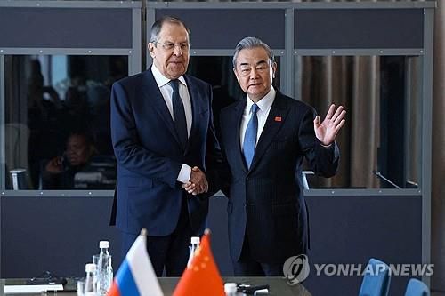 세르게이 라브로프 러시아 외무장관과 왕이 중국 외교부장[러시아 외무부 제공/로이터=연합뉴스. 재판매 및 DB 금지]