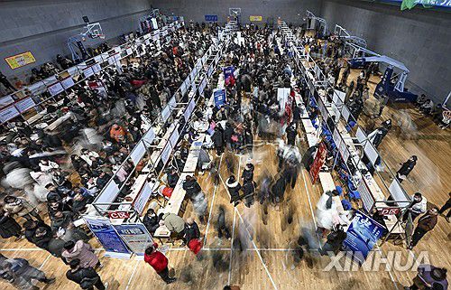 중국의 한 취업 박람회[신화=연합뉴스 자료사진]