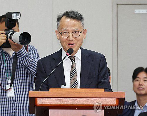 의원 질의에 답변하는 이충상 국가인권위원회 상임위원(서울=연합뉴스) 김주형 기자 = 19일 오전 열린 국회 국회운영위원회 전체회의에 출석한 이충상 국가인권위원회 상임위원이 의원 질의에 답변하고 있다. 2024.11.19 kjhpress@yna.co.kr