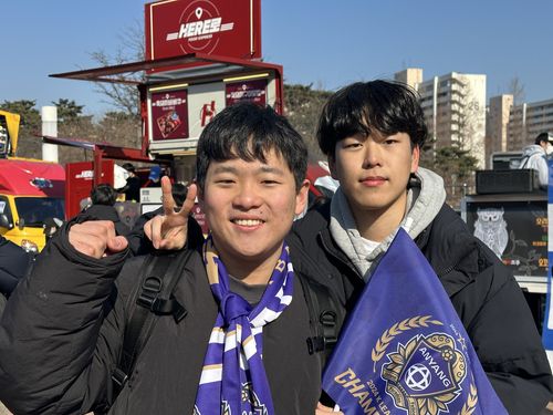 FC안양 응원하는 윤희재, 조기현(왼쪽부터)씨[촬영=안홍석]