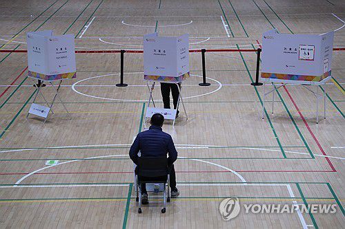 김진하 양양군수 주민소환 사전투표 둘째 날(양양=연합뉴스) 류호준 기자 = 22일 오후 강원 양양군 양양읍 실내체육관에서 김진하 강원 양양군수 주민소환투표 사전투표가 진행되고 있다. 2025.2.22 ryu@yna.co.kr