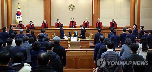 윤석열 대통령 탄핵심판 4차 변론(서울=연합뉴스) 문형배 헌법재판소장 직무대행을 비롯한 헌법재판관들이 지난 1월 23일 서울 종로구 헌법재판소에서 윤석열 대통령이 출석한 가운데 열린 윤 대통령 탄핵심판 4차 변론에 자리하고 있다. 왼쪽부터 정계선, 김복형, 정정미, 이미선, 문형배, 김형두, 정형식, 조한창 헌법재판관. [연합뉴스 자료사진]