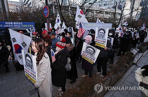 문형배 권한대행 자택 앞에서 집회 벌이는 탄핵반대 단체(서울=연합뉴스) 서대연 기자 = 부정선거 부패방지대 등 윤석열 대통령 탄핵 반대 단체 회원들이 지난 17일 저녁 서울 종로구에 있는 문형배 헌법재판소장 권한대행 자택 앞에서 집회를 연 모습 [연합뉴스 자료사진]