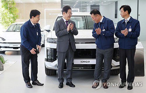 현대자동차 아산공장 찾은 이재명 대표(아산=연합뉴스) 이주형 기자 = 더불어민주당 이재명 대표가 20일 충남 아산시 현대자동차 아산공장을 방문해 이동석 사장 등 현대차 관계자들과 아이오닉9 차 앞에서 기념사진을 찍고 있다. 2025.2.20 coolee@yna.co.kr