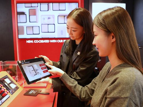 롯데백화점 본점에서 뷰티 서비스를 받는 고객[롯데백화점 제공. 재판매 및 DB 금지]