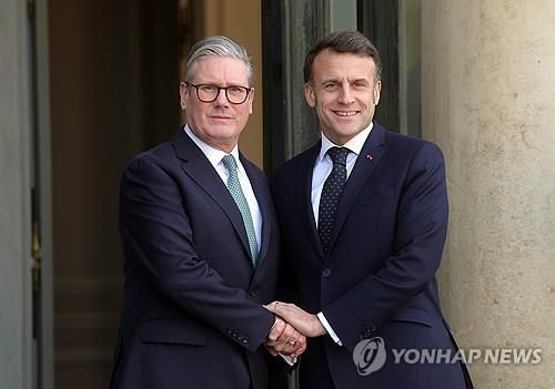영국 스타머 총리와 마크롱 대통령[EPA 연합뉴스 자료사진. 재판매 및 DB 금지]