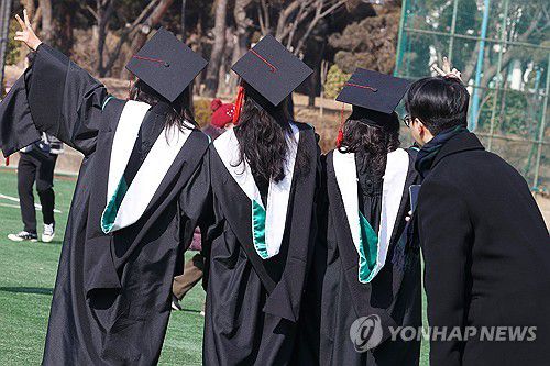 졸업식 기념사진은 필수(서울=연합뉴스) 진연수 기자 = 지난 14일 서울 동대문구 한국외국어대학교에서 열린 전기 학위수여식에서 졸업생들이 기념사진을 찍고 있다. 2025.2.24 jin90@yna.co.kr