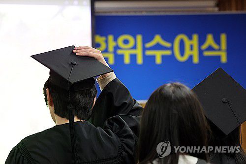 학사모 쓴 졸업생(광주=연합뉴스) 김혜인 기자 = 지난 19일 광주 동구 조선대학교 의과대학 한마음홀에서 열린 2024학년도 의과대학 및 의과전문대학원 학위수여식에서 졸업생이 학사모를 가다듬고 있다. 2025.2.24 in@yna.co.kr