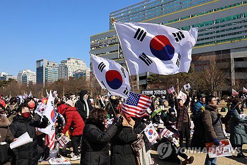 대전에서 열린 탄핵 반대 국가비상기도회(대전=연합뉴스) 이주형 기자 = 22일 대전 서구 대전시청 앞 보라매공원에서 열린 세이브코리아 국가비상기도회에서 참석자들이 윤석열 대통령 탄핵 반대를 외치며 태극기를 흔들고 있다. 2025.2.22 coolee@yna.co.kr