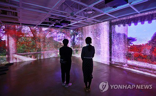 '선비의 이상향, 별서정원'(서울=연합뉴스) 진연수 기자 = 24일 오전 서울 종로구 세종문화회관 미술관에서 열린 '미음완보(微吟緩步), 전통 정원을 거닐다' 전시 언론공개회에서 참석자들이 '선비의 이상향, 별서정원' 미디어 아트 영상을 관람하고 있다.      이번 전시는 국가유산청이 2021년부터 전통 조경을 정밀 실측·조사하며 축적해 온 데이터를 활용해 옛사람들이 꾸민 정원과 자연경관을 디지털 기술로 생생하게 구현했다. 2025.2.24 jin90@yna.co.kr